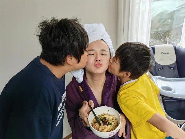 冉莹颖晒照庆37岁生日 轩轩亲自下厨煮面 和弟弟亲妈妈脸太温馨 太阳信息网