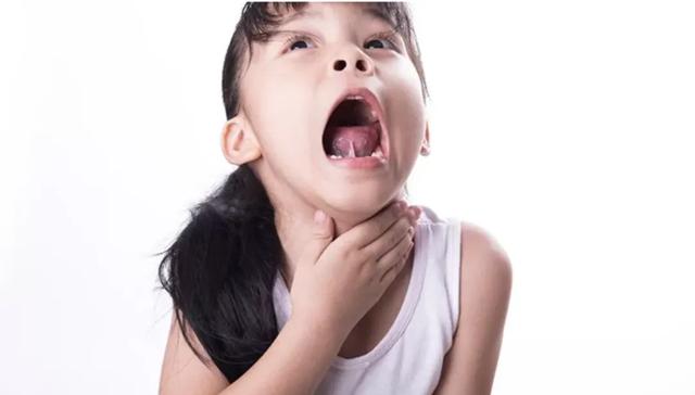 孩子喉咙里卡鱼刺，鱼刺卡住孩子喉咙怎么办小儿科医师教正解