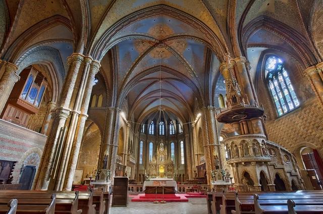 西歐中世紀的華麗教堂 高度99米是慕尼黑最高建築 值得一去 全網搜