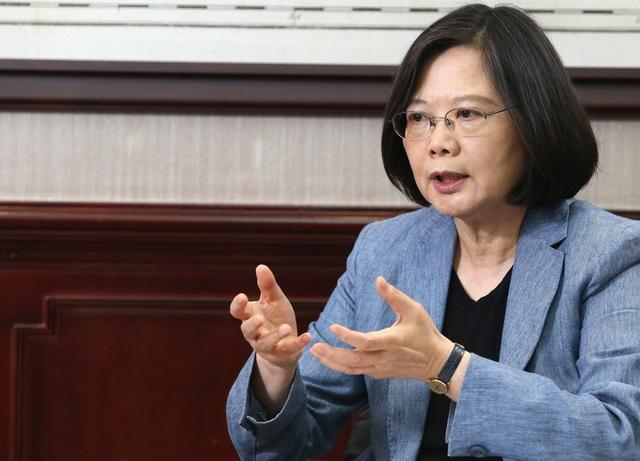 蔡英文好日子到头了？最新民调“死亡交叉”，岛内有人发现不对劲