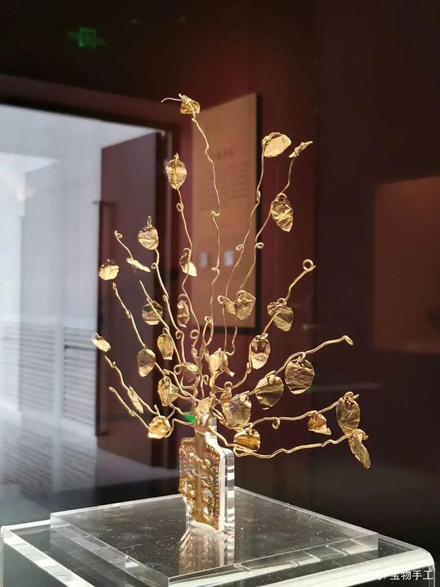 花树状金步摇 年代:晋(前燕) 辽宁省博物馆藏爵兽步摇和花树步摇,由"