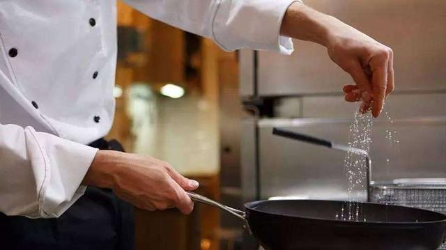 吃盐对身体是好还是坏？医生建议：这6 个控盐技巧，大家都得会