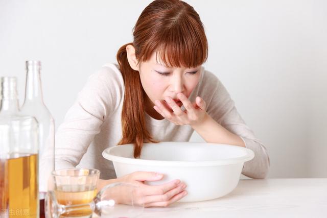 食道癌晚期的患者一般会出现吞咽困难、呕吐、疼痛以及声音嘶哑.