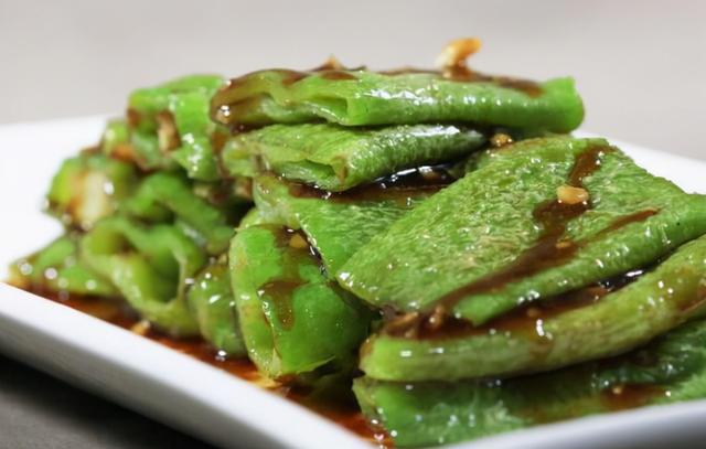 做虎皮青椒，难入味怎么办？教您这样做，青椒脆嫩爽口，超下饭