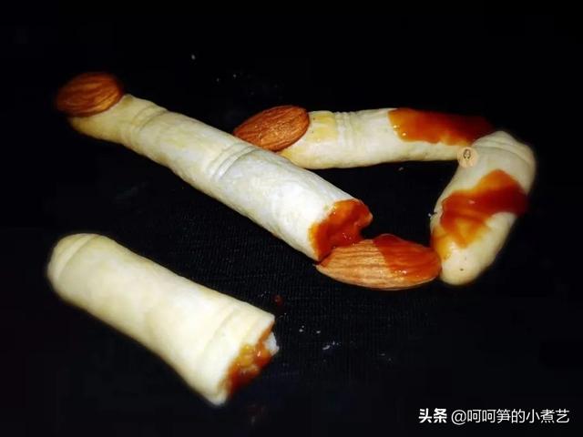 万圣节到了，胖胖的女巫手指饼干，好吃又有趣，和孩子一起过节