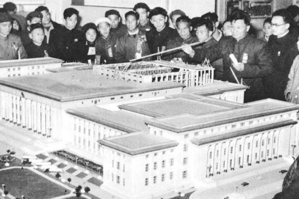 1959年，人民大会堂建成后首次国宴，宴会厅天花板上为何藏了50人