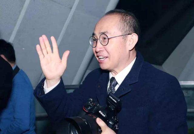 移民国外的大亨又一富豪突然移民从不回家拜祖陈颂雄投资中国