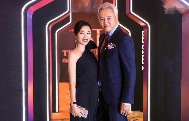 张婷冒雨庆祝61岁老公生日!泪流满面,现场热吻,几十部手机现场拍摄.