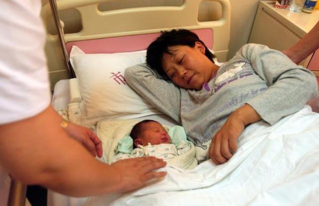 生孩子时，孕妈妈要不要把娘家人请过来？来了有几点好处要知道