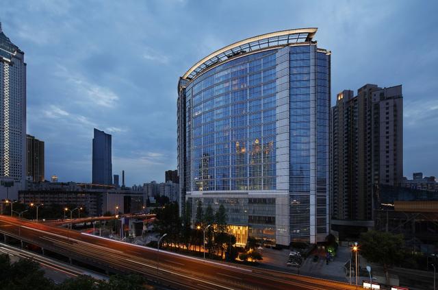 酒店女王身价百亿，爷爷是周大福老板，弟弟在银行还有108亿现金