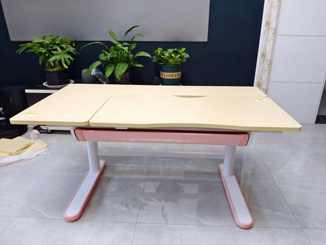 站坐交替，一张可伴孩子到18岁的书桌，乐歌儿童学习桌漫画家体验