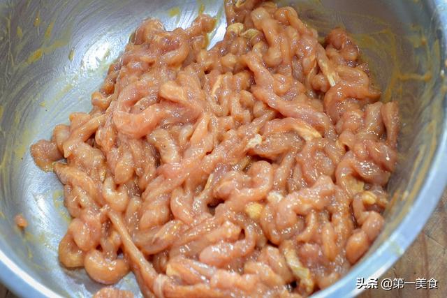 肉絲如何炒又滑又嫩？飯店大廚分享技巧，肉絲不干不柴如此簡單 健身 第2张