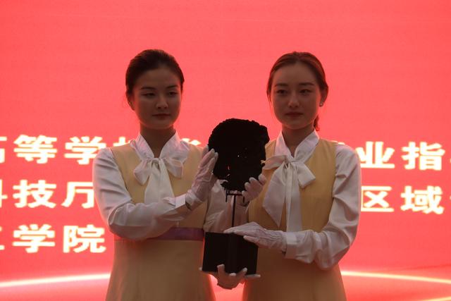 武汉生物工程学院美术展