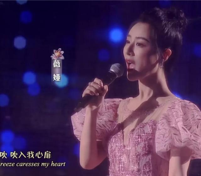 中秋晚会：周深背影好绝，撒贝宁唱歌憋笑，刘诗诗对不起这身衣服