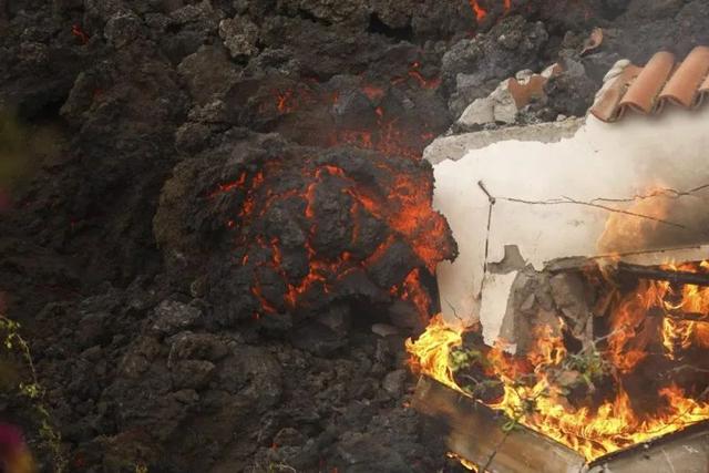 灾难！旅游胜地火山爆发，民宅被吞噬，豪宅泳池变滚锅，7000人撤离，中使馆提醒