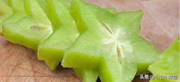 杨桃这种水果啊，切开长得像个五角星，那么具体该怎么吃它呢？