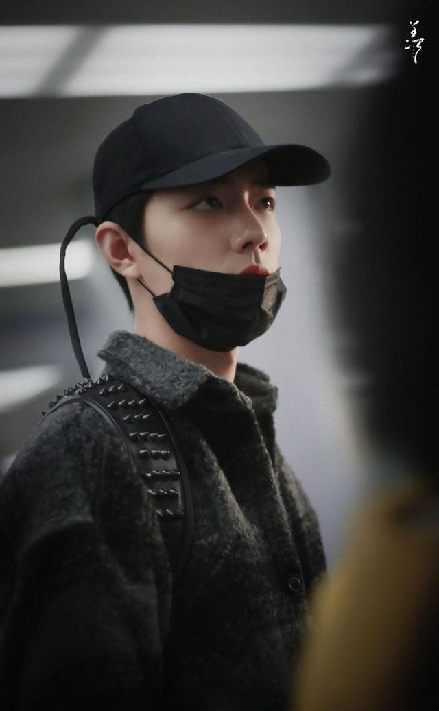 肖战红色的搭配,温暖的气息扑面而来.戴上口罩也藏不住的盛世美颜.