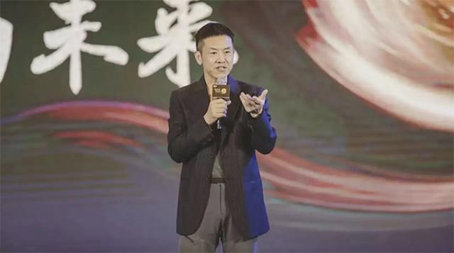 马秀慧：20岁为爱私奔，怀孕催债被羞辱，靠卖灯具起家后赚190亿