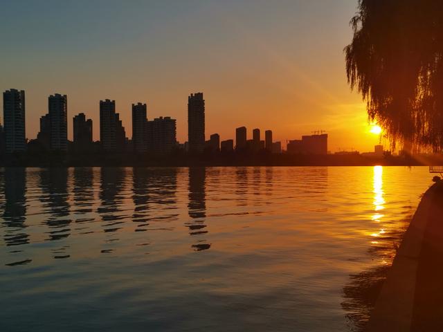 灞水边静候夕阳的静谧时光，晚霞映红的灿烂真美妙