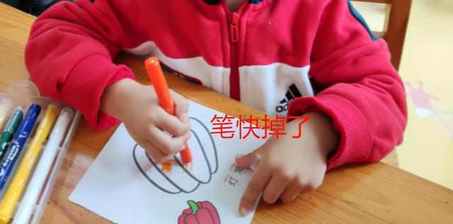 幼儿园小朋友千奇百怪的握笔姿势：会影响视力与学习，家长别大意