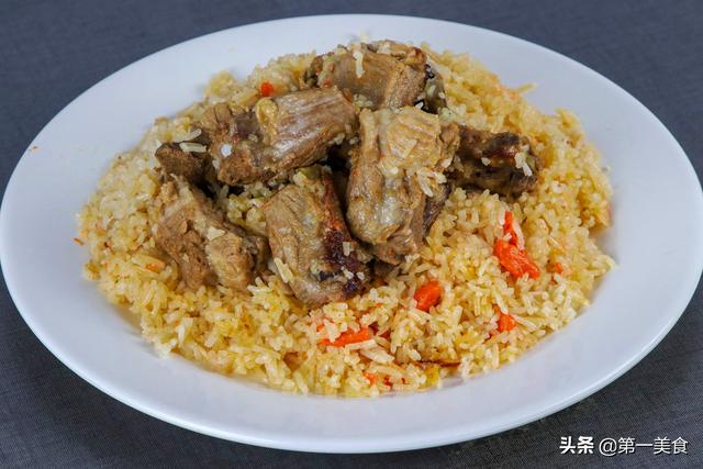 我们今天要做的这道手抓饭,主要以新鲜排骨,胡萝卜,洋葱,和大米经过小