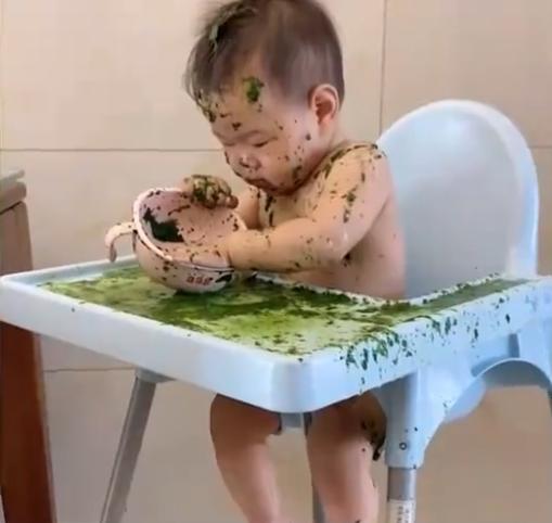 浙江一萌娃在家学自主吃饭，不小心把饭碗打翻，场面一片狼藉