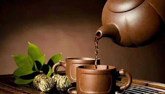 长期喝白开水，与长期喝茶水的人，哪个更健康？医生告诉你实情