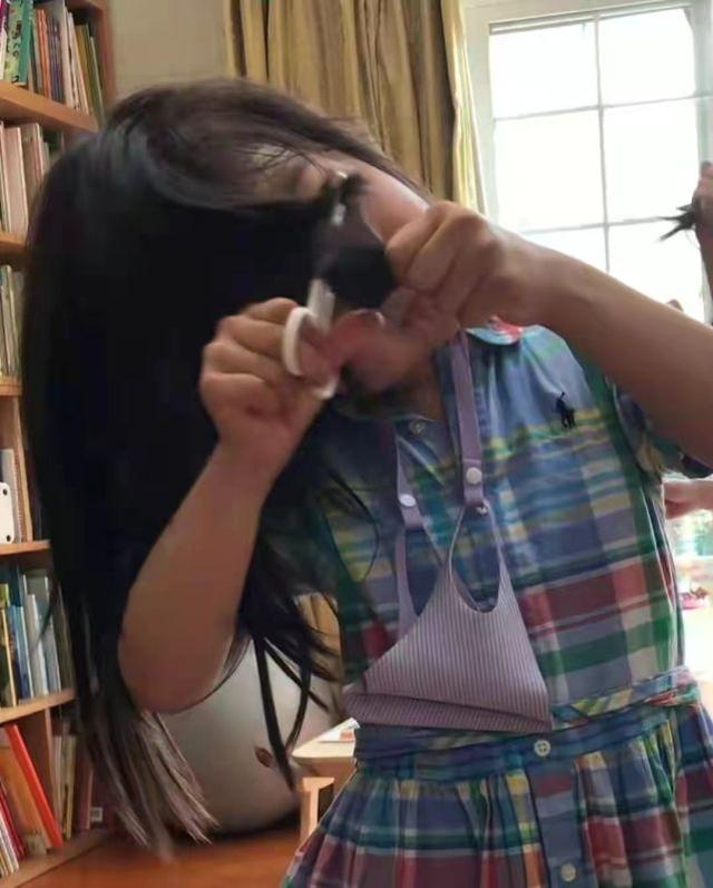 汤唯高调晒女儿近照，气质比妈妈还文艺