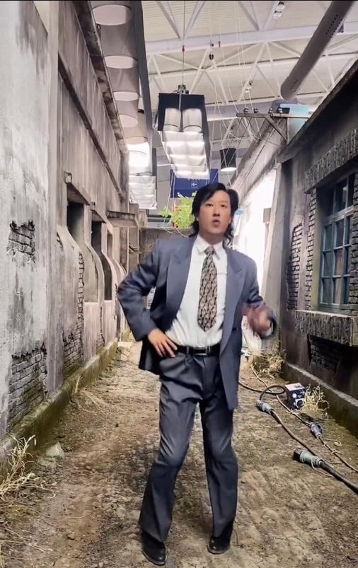 演员于震:45岁老戏骨于震转行卖货，跳舞露肚皮颠覆形象，网友称惹人烦