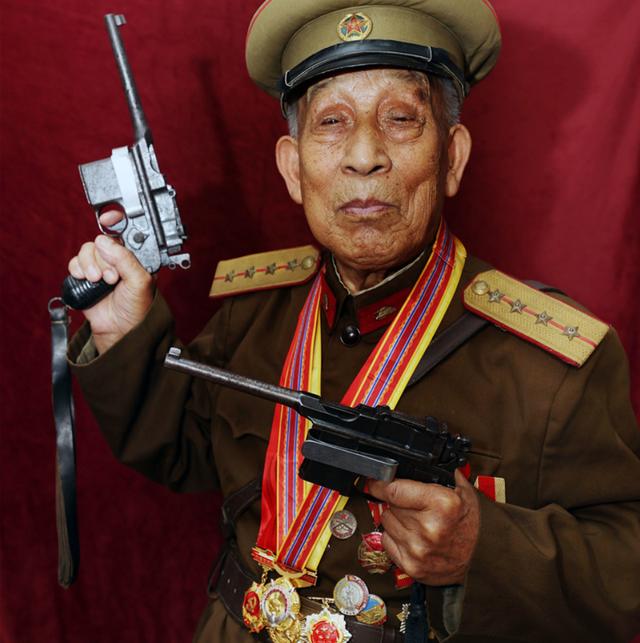 中国严禁持枪，山东96岁老汉却持有双枪70多年，他有何特殊身份？