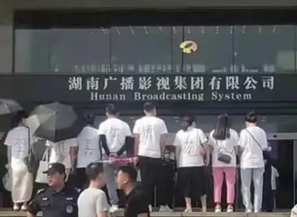 李维嘉代言疑似翻车？被加盟商上门围堵，网友解围：他早解约了