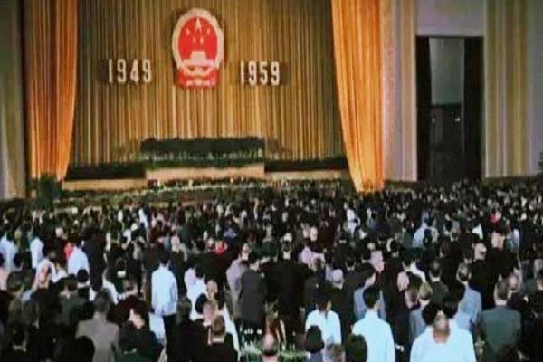 1959年，人民大会堂建成后首次国宴，宴会厅天花板上为何藏了50人