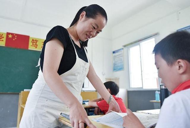 怀孕女老师坐着上课，被校长点名批评，家长：“坐”着说话不腰疼