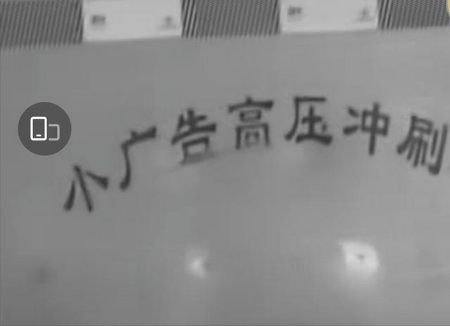 易烊千玺出关:易烊千玺刚出关，便化成迪士尼在逃王子，粉丝却羡慕他怀中的米奇