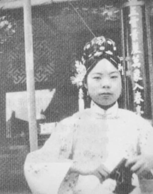 1953年，44岁妇女傅玉芳临死前向环卫工丈夫坦白：我曾是大清皇妃