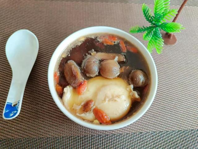 小雪后女人要多吃“3红3黑”，少吃2样，营养充足增强抵抗力