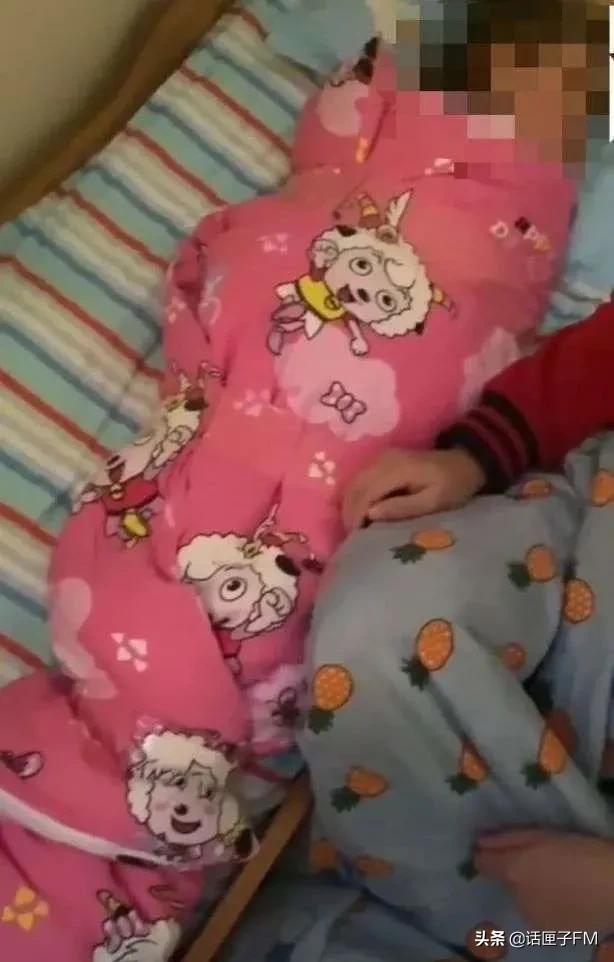 画面揪心！3岁女童被捆绑、压着午休…早教机构辩称：怕孩子蹬被子