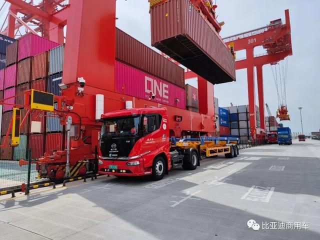 来看看比亚迪的黑科技！无座舱式港口牵引车下线了