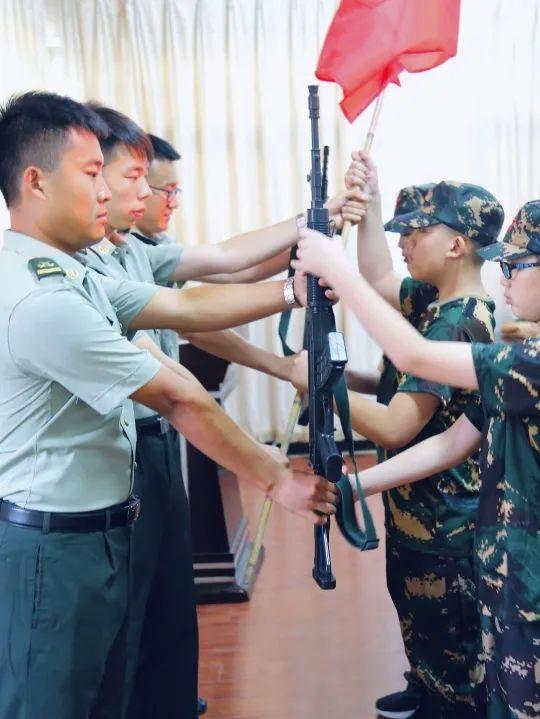 全封闭军事化管理学校怎么教育孩子(军事化管理封闭式学校对孩子好吗)(图22)