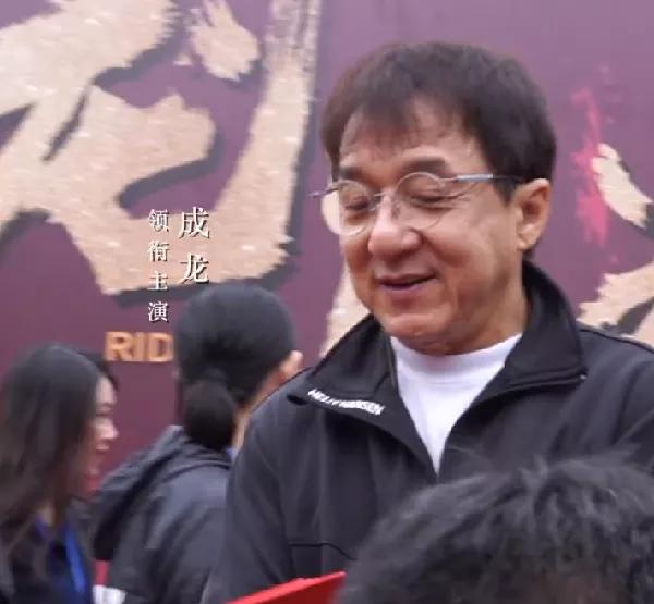 成龙新片开机显老态，头发稀疏成空气刘海，不拍打戏搭档令人意外