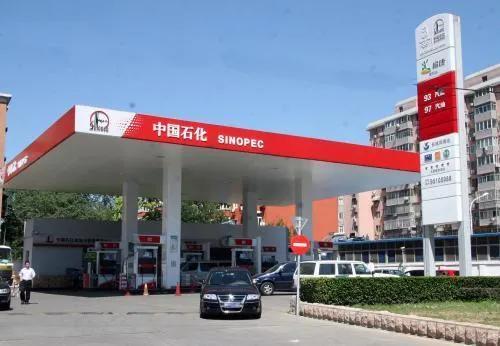 油价迎来“14涨”加满70升汽油多花100元，2.37亿车主叫苦连天