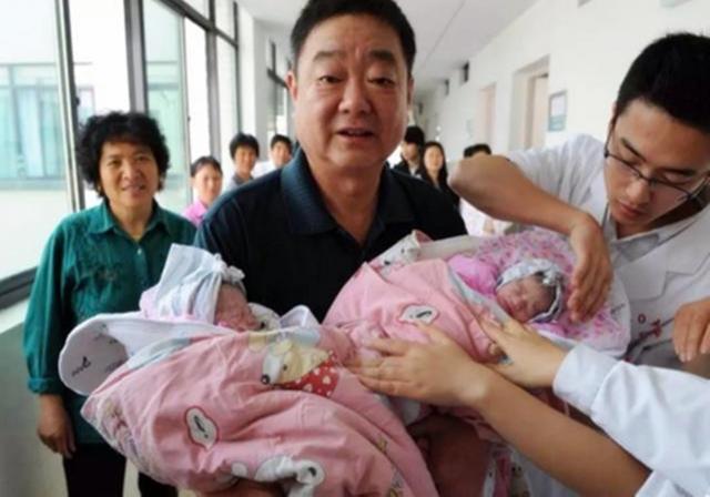 55岁产妇拼二胎，产后奶水不足，坐完月子老十岁，丈夫反应更无语