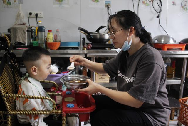 男婴出生后哭闹不止，妈妈没放在心上，直到半岁才发现已酿下悲剧