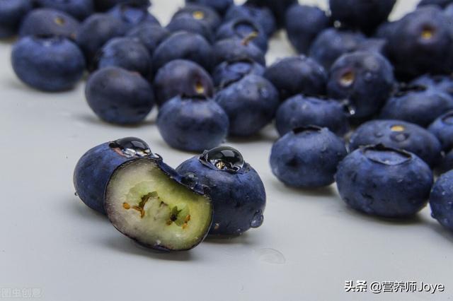 皮肤好的人，餐桌上都少不了这类水果