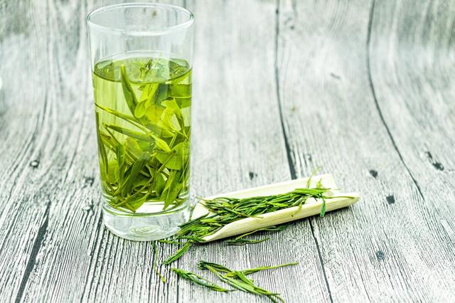 绿茶含有「伤肝」物质？不能喝？事实上，手里的茶杯不用放下