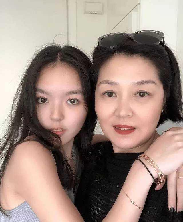 李咏19岁女儿凌晨晒自拍照：皮肤白皙小蛮腰吸睛，带13万名牌手表