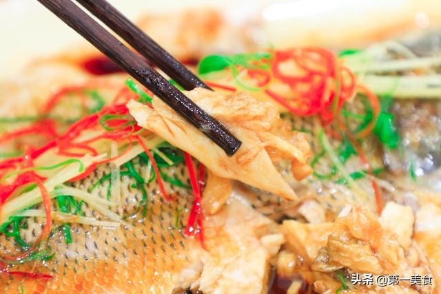 清蒸鱸魚想好吃，必須水寬火旺蒸汽足，成菜鮮香不腥，技巧值得學 健身 第1张