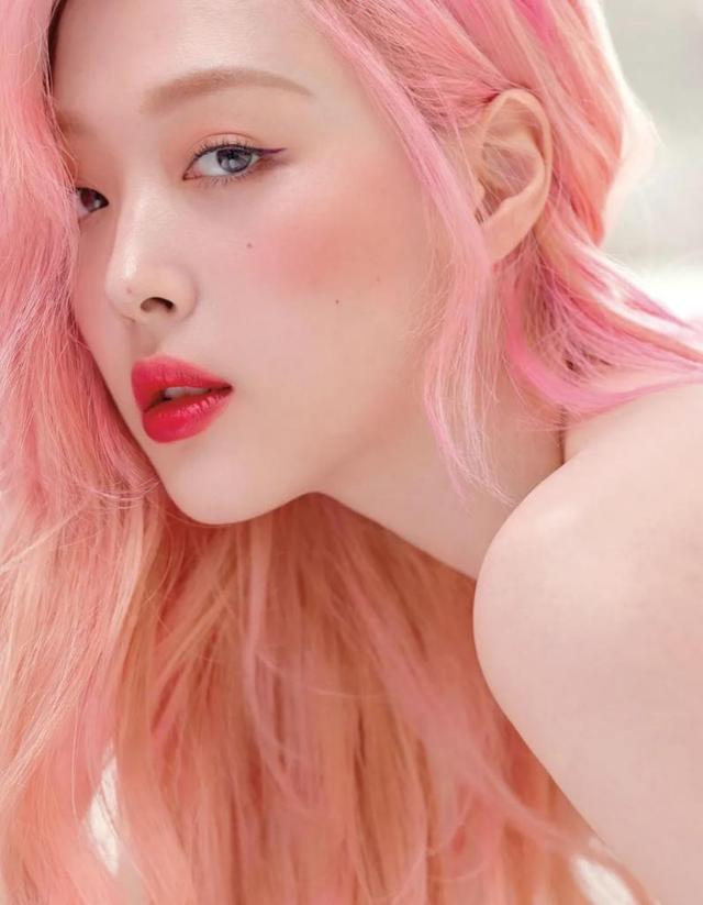 黄头发过时流行发色时髦显白高级(头发黄色2020 年三种发色显白减龄)