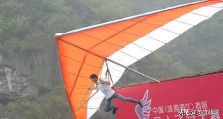 2013年，中国飞人衣瑞龙挑战翼装飞行空中特技，不幸坠湖遇难