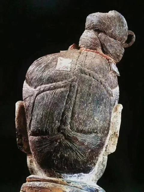 兵马俑背上发辫的清晰方向《大秦帝国》可以说是还原秦朝服饰的最佳